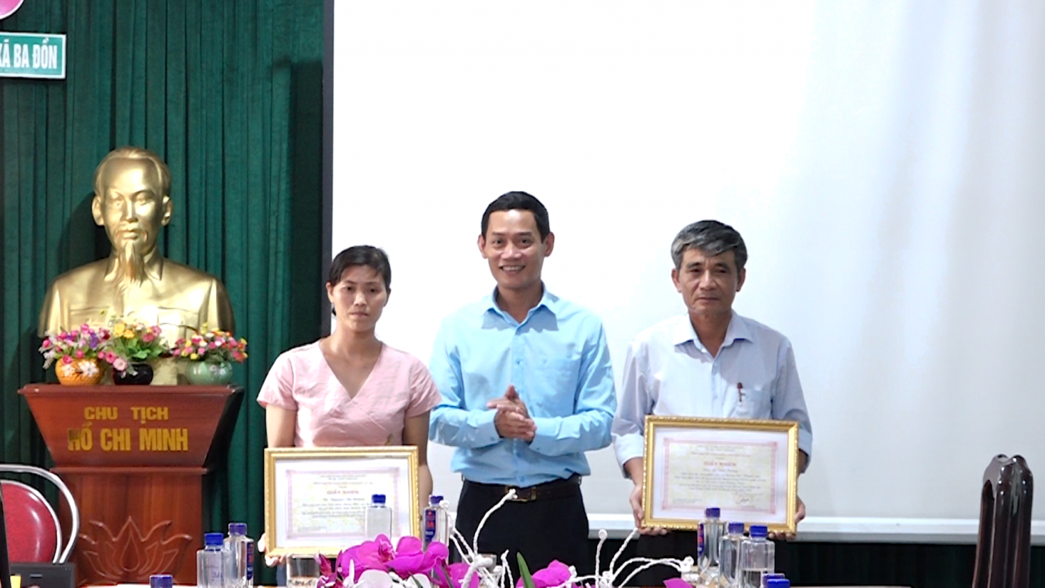 Đồng chí Nguyễn Văn Tình ThUV, Phó chủ tịch UBND thị xã tặng giấy khen cho các cá nhân có thành tích xuất sắc đóng góp trong kết quả hoạt động của NHCSXH giai đoạn 2015 2020