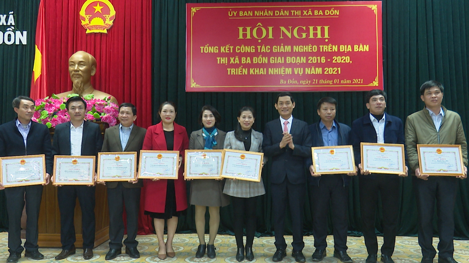 Đồng chí Nguyễn Văn Tình ThUV, Phó Chủ tịch UBND thị xã tặng giấy khen cho các đơn vị có thành tích trong công tác giảm nghèo giai đoạn 2016 2020