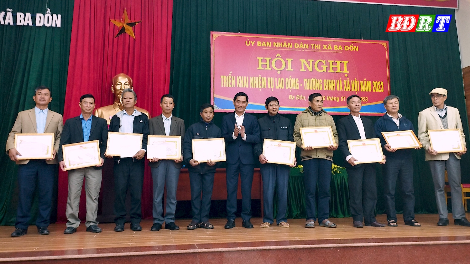Đồng chí Nguyễn Văn Tình, ThUV, Phó Chủ tịch UBND thị xã tặng giấy khen cho các tập thể và cá nhân có thành tích xuất sắc trong công tác Lao động Thương binh và xã hội thị xã năm 2022