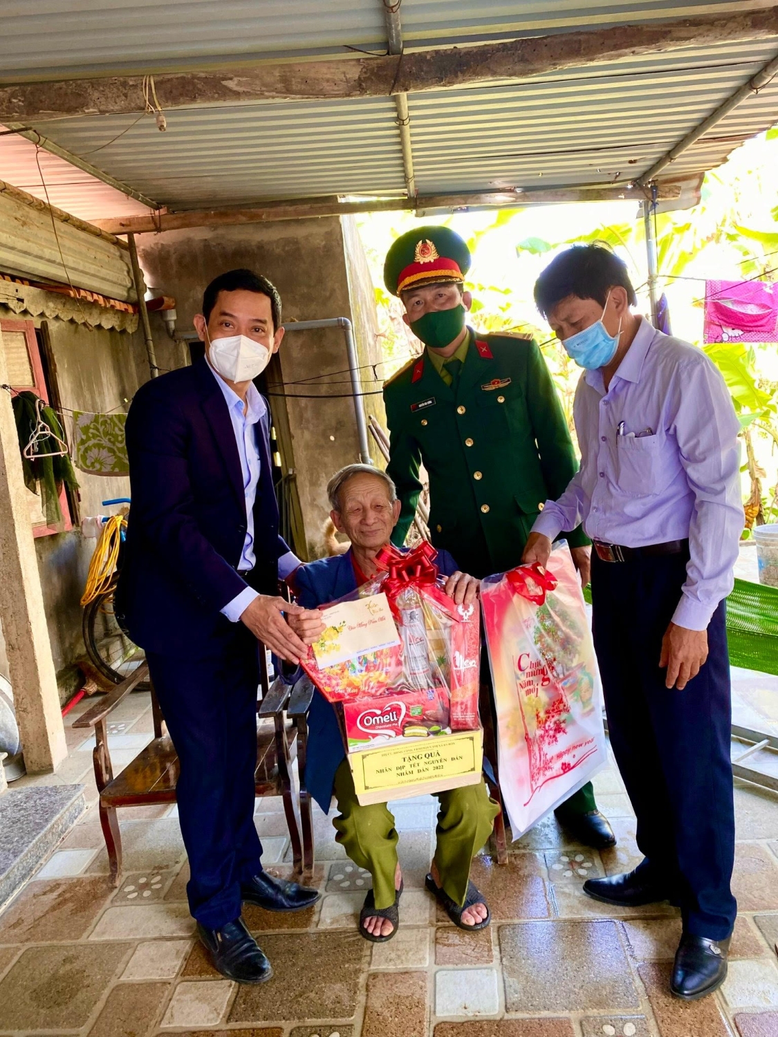 Đồng chí Nguyễn Văn Tình ThUV Phó Chủ tịch UBND thị xã thăm gia đình chính sách nhân dịp Tết Nguyên đán 2022.