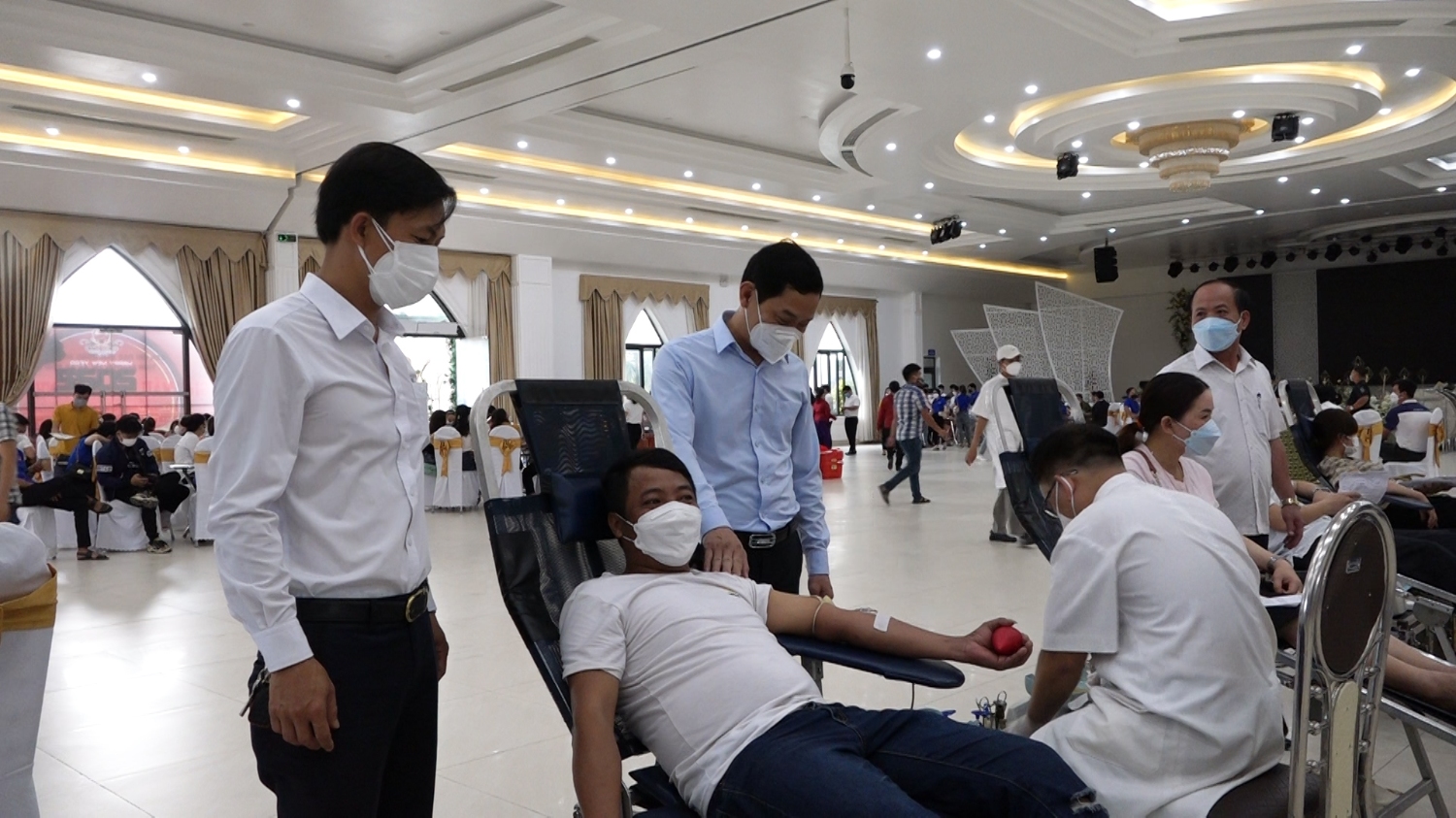 Lãnh đạo thị xã Ba Đồn thăm, động viên các tình nguyện viên tham gia hiến máu.