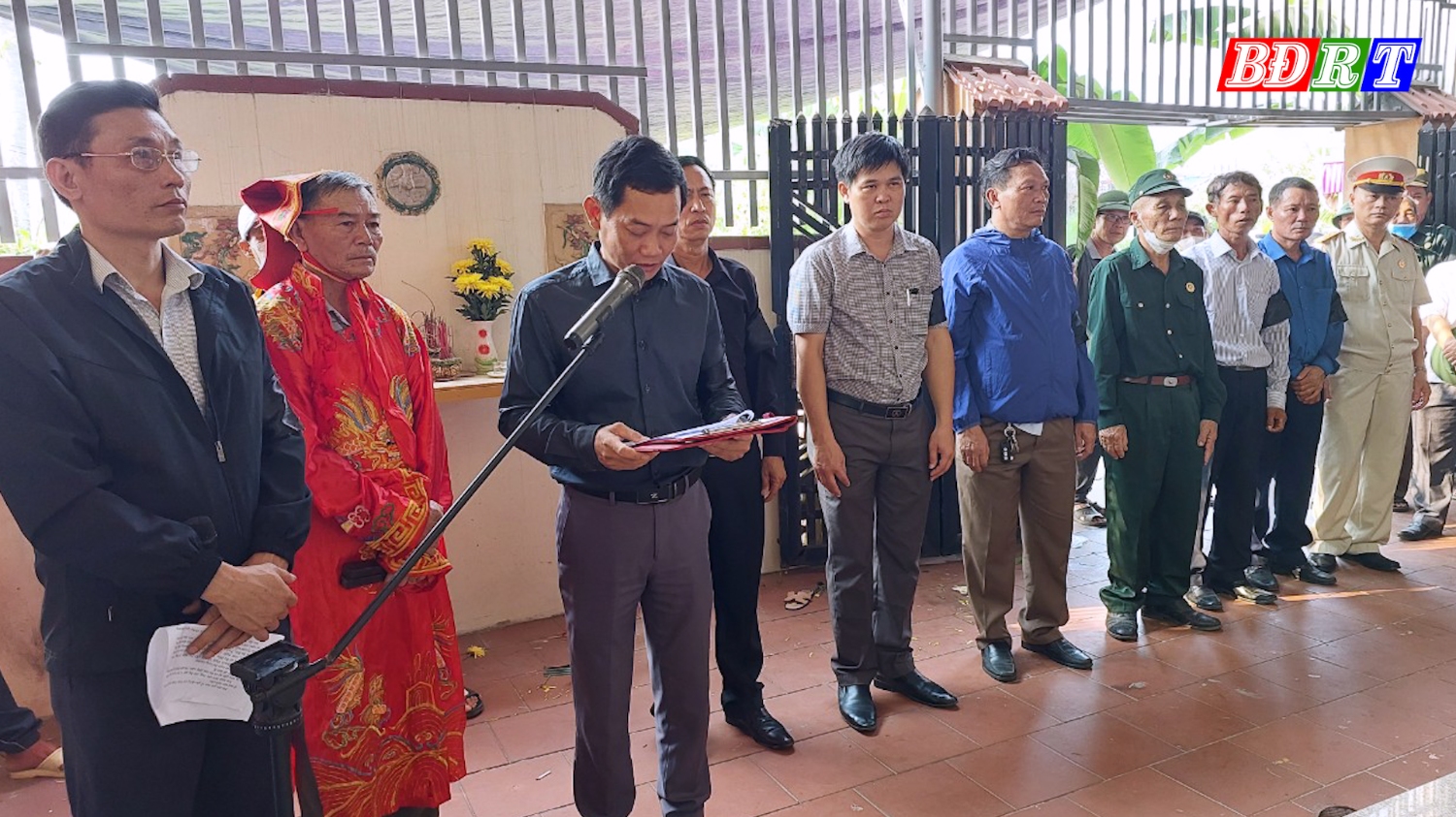 Đồng chí Nguyễn Văn Tình PCT UBND thị xã đọc điếu văn tiễn đưa đồng chí Trần Vĩnh Tín (1)