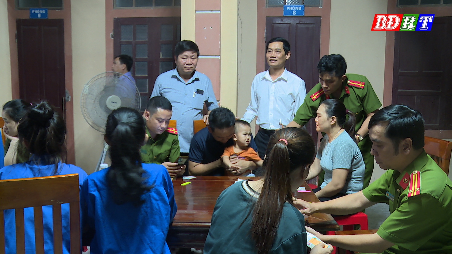 Đồng chí Nguyễn Văn Tình - PCT UBND thị xã động viên các chiến sĩ làm nhiệm vụ.