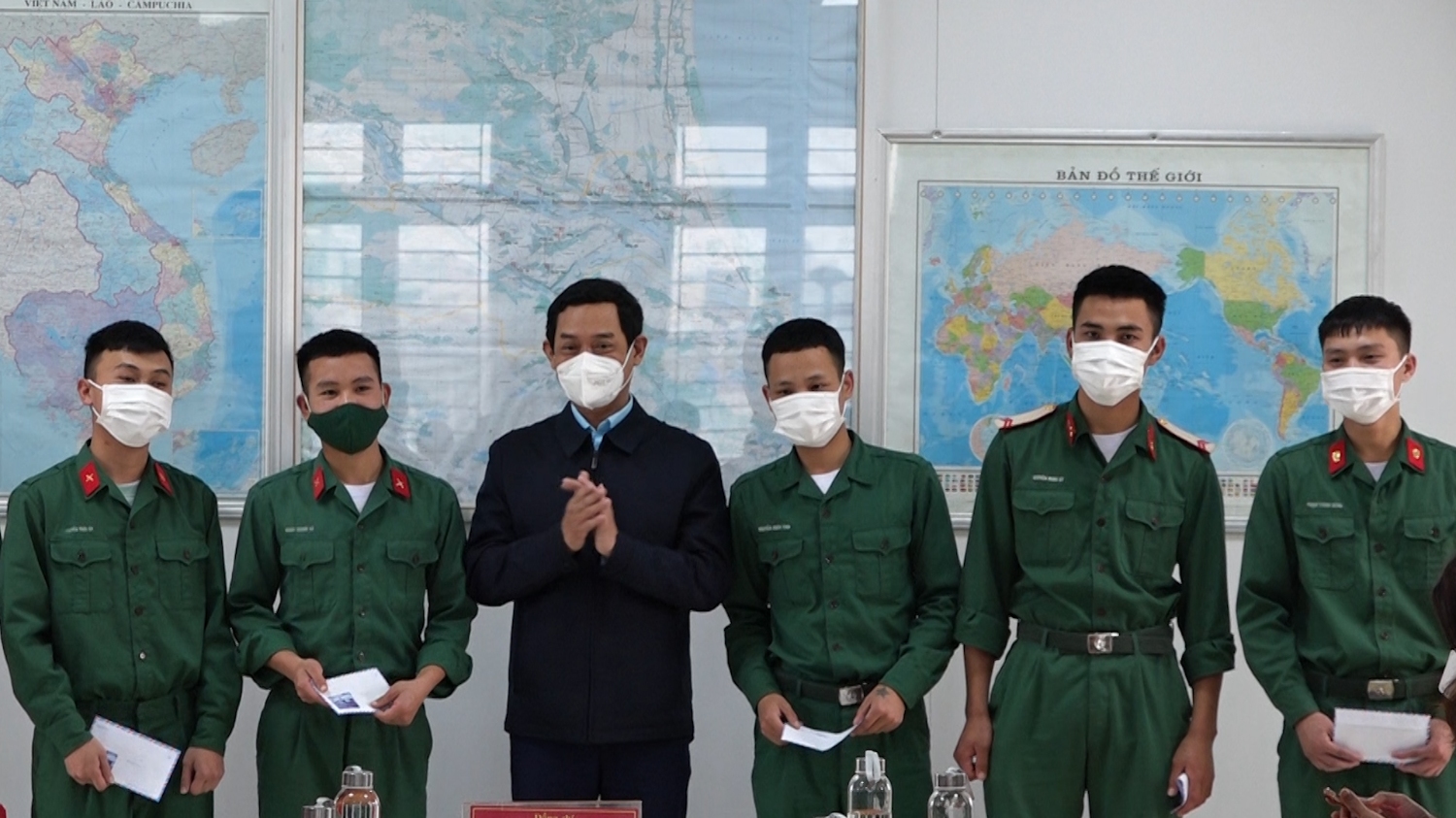 Đồng chí Nguyễn Văn Tình PCT UBND thị xã tặng quà động viên cho các quân nhân xuất ngũ