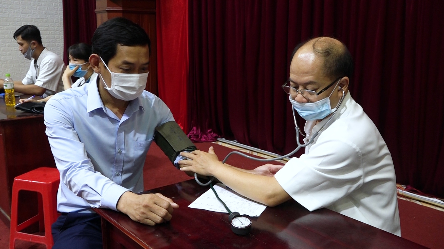 Đồng chí Nguyễn Văn Tình- PCT UBND thị xã tham gia ngày hội hiến máu.