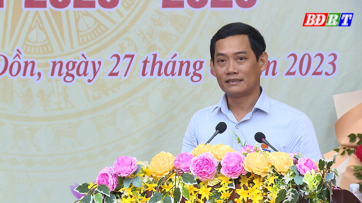 Đồng chí Nguyễn Văn Tình PCT UBND thị xã phát biểu tại đại hội