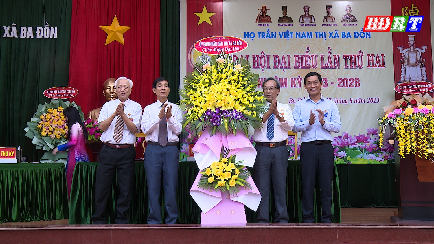 Đồng chí Nguyễn Văn Tình PCT UBND thị xã tặng hoa chúc mừng đại hội