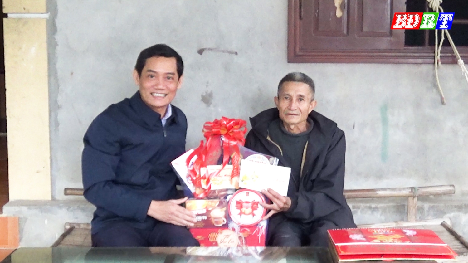 Đồng chí Phó Chủ tịch UBND thị xã thăm, tặng quà tết ông Phạm Thanh Thẩm, Bệnh binh (TDP 2, phường Quảng Phong)