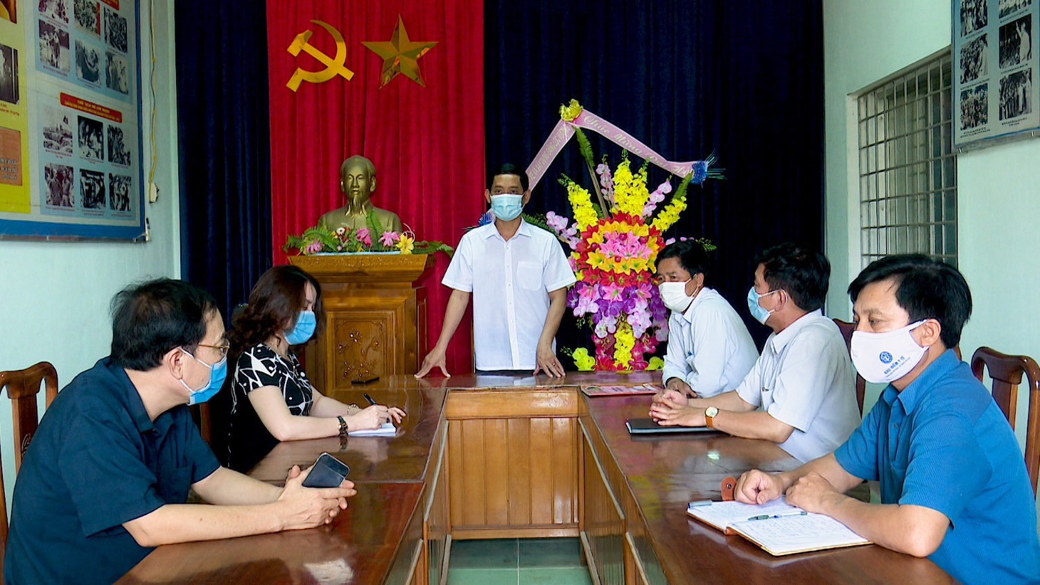 Đồng chí Nguyễn Văn Tình- Phó chủ tịch UBND thị xã kiểm tra công tác tuyên truyền trực quan Bầu cử tại xã Quảng Văn.
