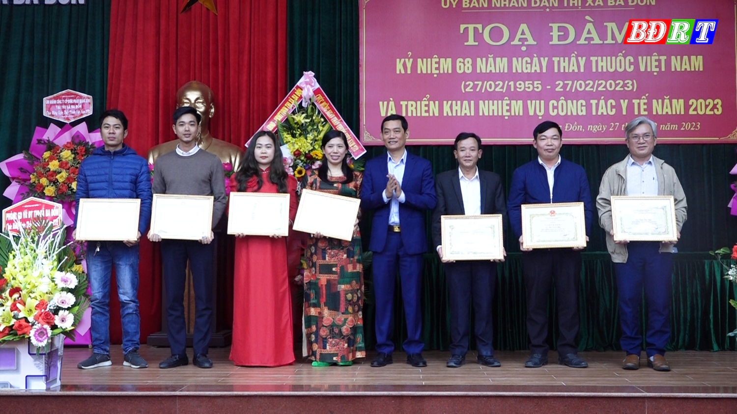 Đồng chí Nguyễn Văn Tình Phó Chủ tịch UBND thị xã tặng giấy khen cho 9 cá nhân vì đã có thành tích trong công tác y tế năm 2022