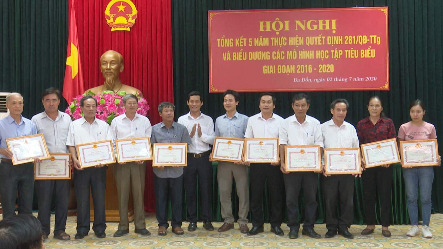 đồng chí Nguyễn Văn Tình Phó chủ tịch UBND thị xã tặng giấy khen cho các tập thể
