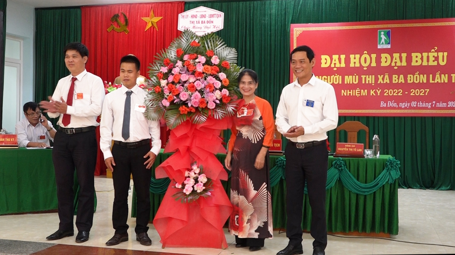 Đồng chí Nguyễn Văn Tình Thị ủy viên Phó chủ tịch UBND thị xã tặng hoa chúc mừng đại hội