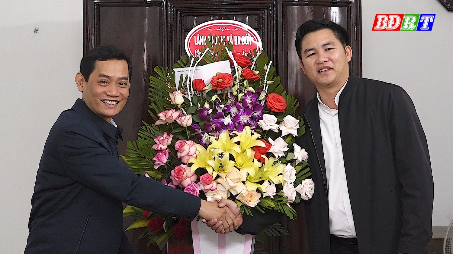 Đồng chí Nguyễn Văn Tình ThUV, PCT UBND thị xã thăm, tặng quà Giáo họ Đồng Đưng