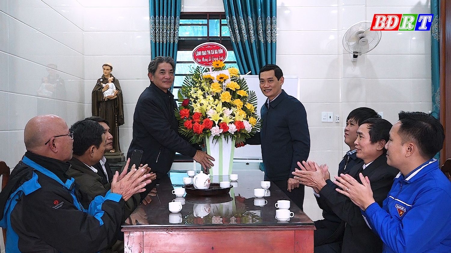 Đồng chí Nguyễn Văn Tình ThUV, PCT UBND thị xã thăm, tặng quà Giáo xứ Giáp Tam