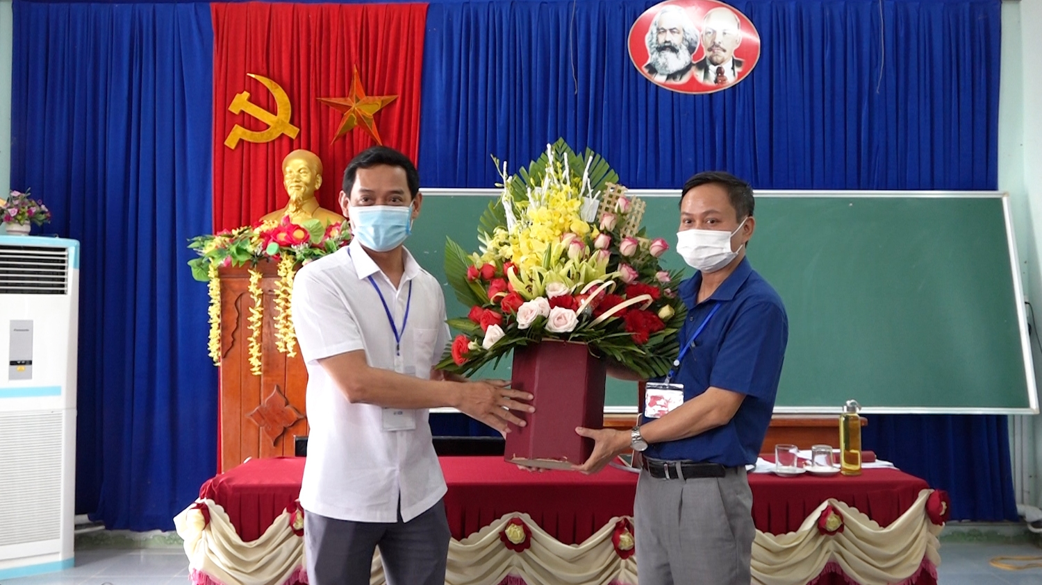 Đồng chí Nguyễn Văn Tình ThUV, Phó Chủ tịch UBND thị xã Ba Đồn đã đến thăm, động viên đội ngũ cán bộ, giáo viên và nhân viên tại đểm thi trường THPT Lê Lợi