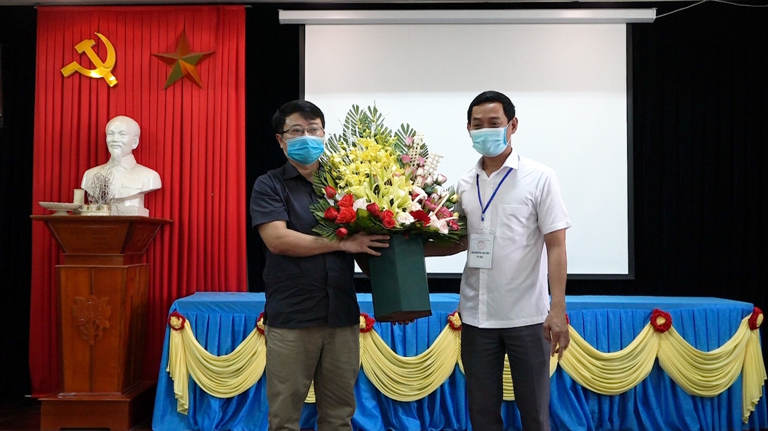 Đồng chí Nguyễn Văn TìnhThUV, Phó Chủ tịch UBND thị xã Ba Đồn đã đến thăm, động viên đội ngũ cán bộ, giáo viên và nhân viên tại điểm thi trường THPT Lương Thế Vinh