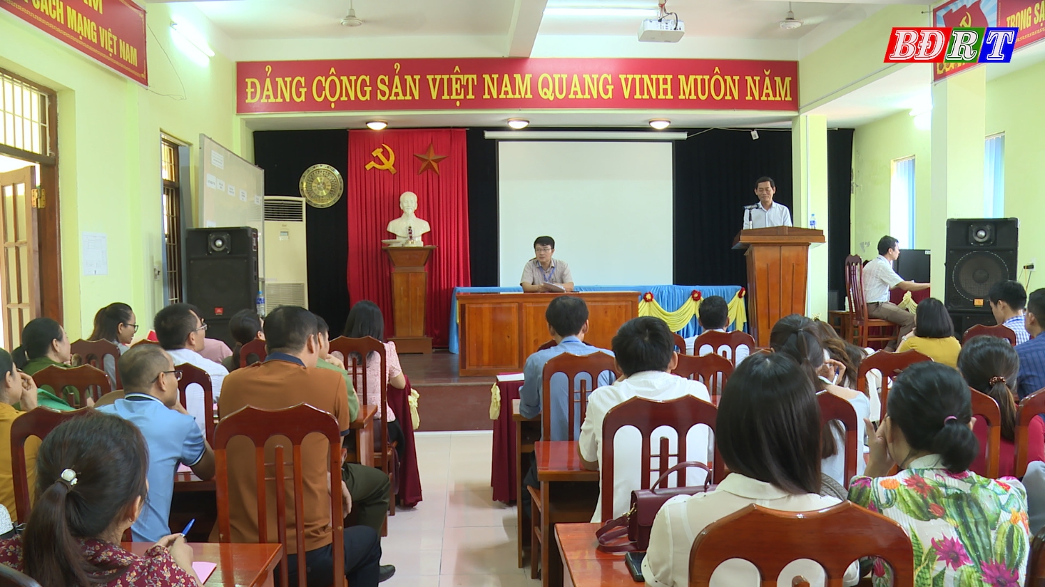 Đồng chí Nguyễn Văn Tình ThUV, Phó Chủ tịch UBND thị xã Ba Đồn đến thăm, kểm tra tại Hội đồng thi trường THPT Lương Thế Vinh