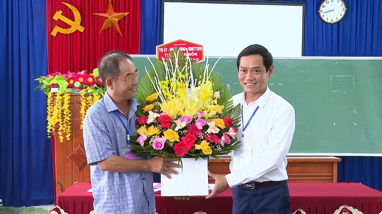 Đồng chí Nguyễn Văn Tình ThUV, Phó Chủ tịch UBND thị xã Ba Đồn thăm, động viên Hội đồng thi tại điểm thi trường THPT Lê Lợi