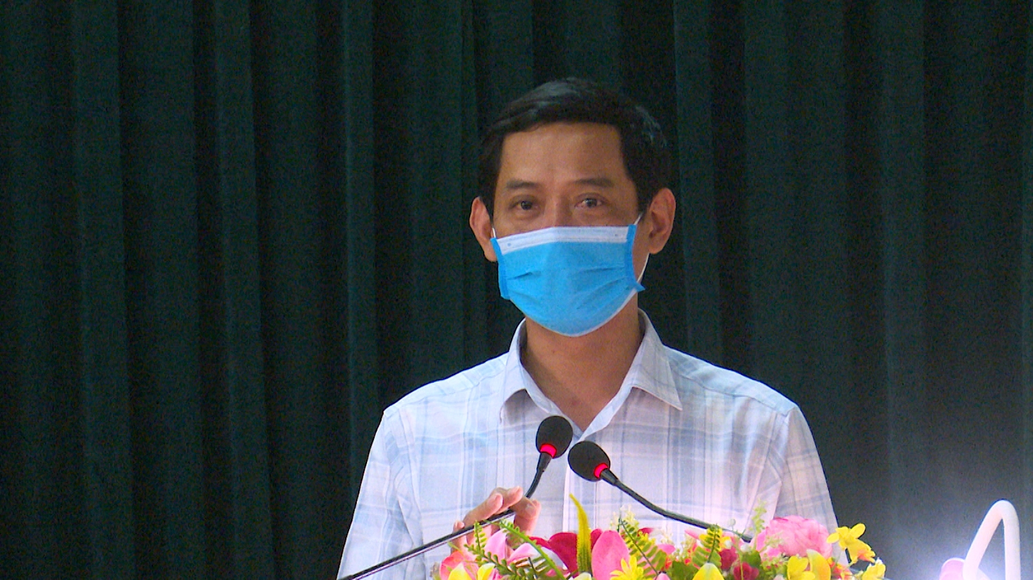 Đồng chí Nguyễn Văn Tình ThUV Phó Chủ tịch UBND thị xã phát biểu kết luận hội nghị