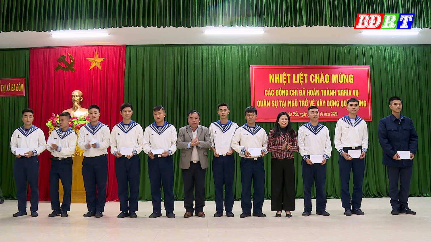 Đồng chí PCT HĐND thị xã Ba Đồn tặng quà cho các quân nhân xuất ngũ