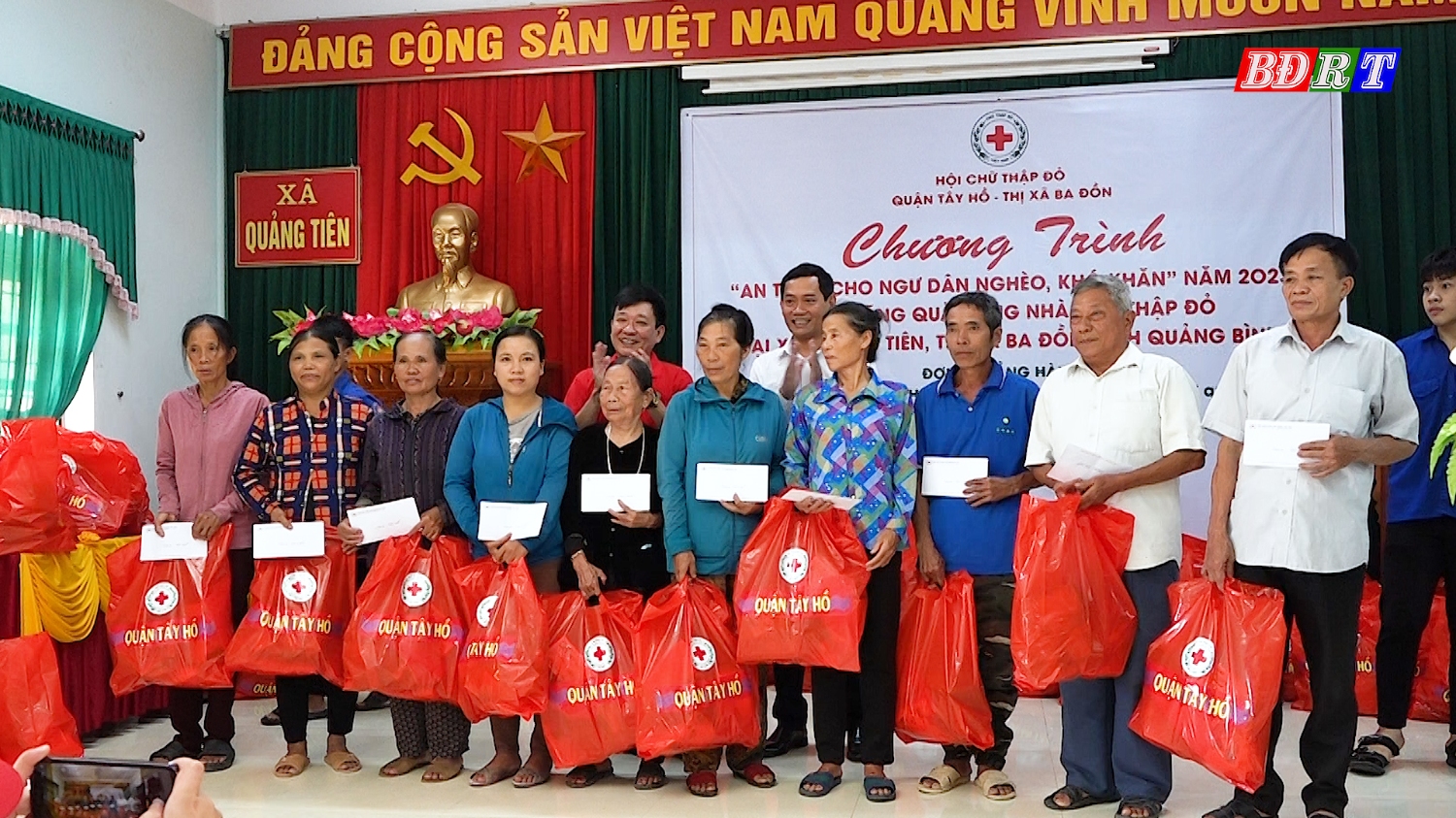 Đồng chí PCT UBND thị xã Nguyễn Văn Tình và lãnh đạo Hội chữ thập đỏ tỉnh trao quà cho các gia đình có hoàn cảnh khó khăn