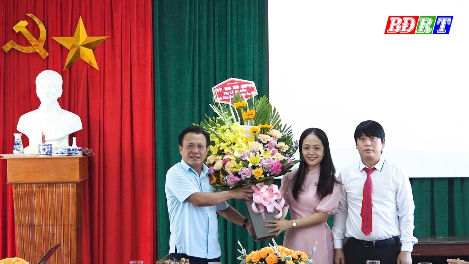 Đồng chí Phạm Duy Quang chúc mừng khai giảng năm học mới tại trường THCS Quảng Trung