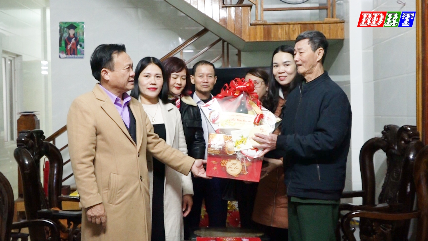 Đồng chí PBT Thường trực Thị ủy thăm hỏi và tặng quà cho gia đình Thương binh Nguyễn Văn Thanh (Khu phố 2, phường Ba Đồn)