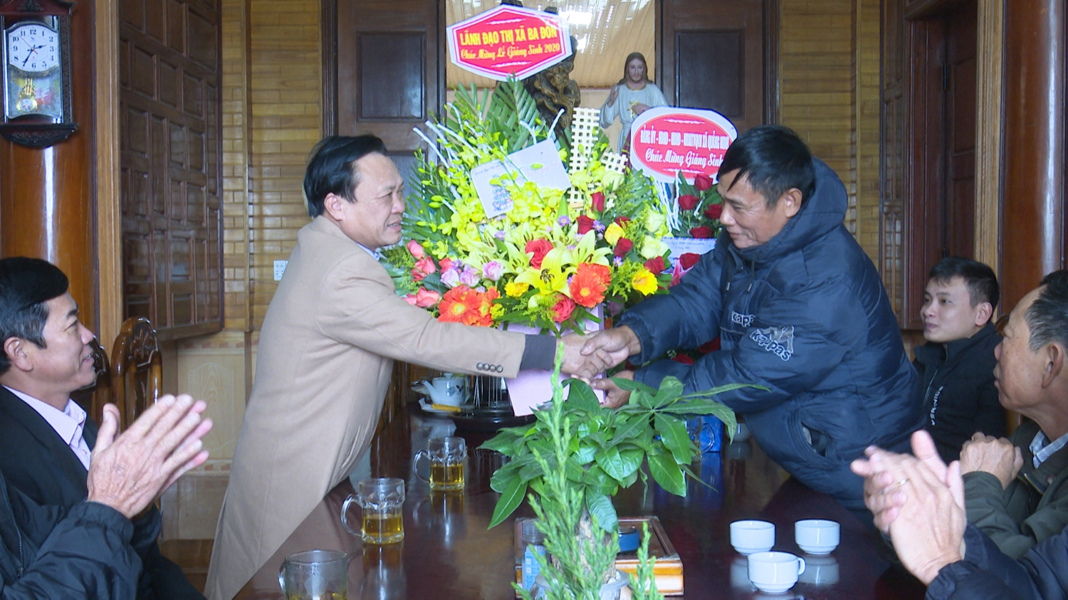 đồng chí Phạm Duy Quang, PBT Thường trực Thị ủy Chủ tịch HĐND thị xã tặng hoa chúc mừng lễ Giáng sinh năm 2020 tại giáo xứ Cồn Nâm