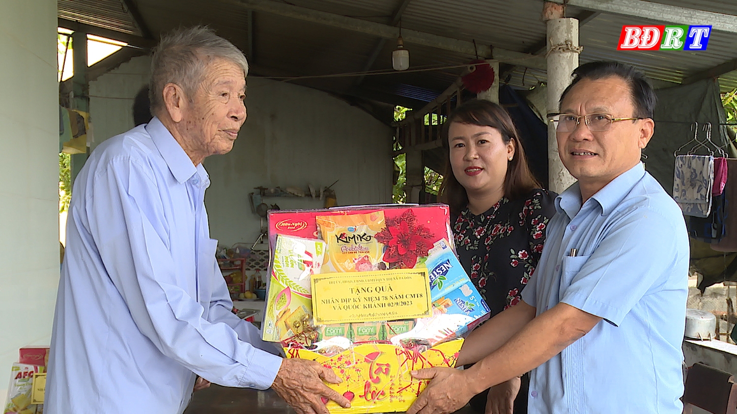 Đồng chí PBT Thường trực Thị ủy thăm và tặng quà ông Nguyễn Bá Quát - Cán bộ Tiền khởi nghĩa TDP Mỹ Hòa, phường Quảng Phúc.