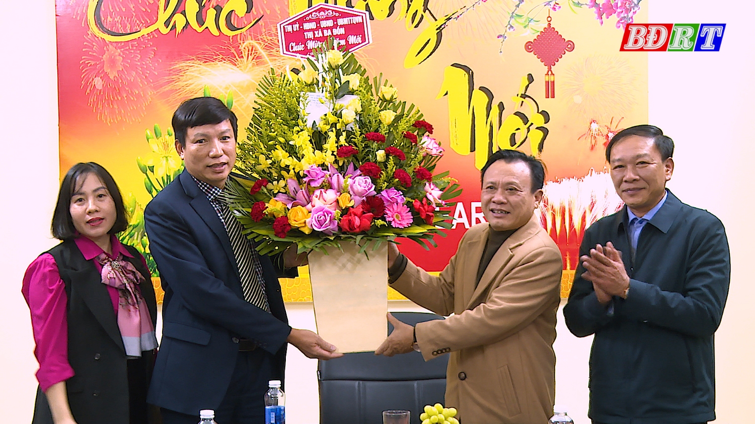 Đồng chí Phạm Duy Quang, PBT TT Thị ủy, Chủ tịch HĐND thị xã thăm và chúc tết Kho bạc Nhà nước