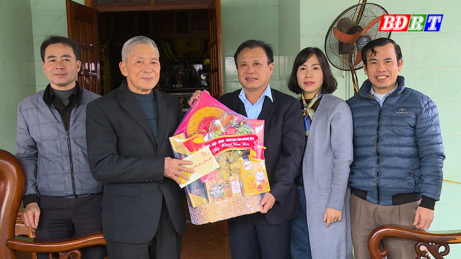 Đồng chí PBT. TT Thị ủy thăm và tặng quà Ông Nguyễn Văn Lộc (TDP Mỹ Hòa, phường Quảng Phúc.)