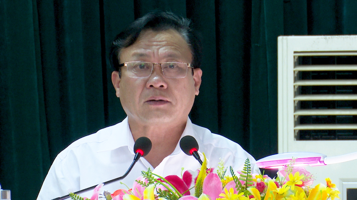 Đồng chí Phạm Duy Quang- Phó Bí thư Thường trực Thị ủy, Chủ tịch HĐND thị xã phát biểu tại hội nghị.
