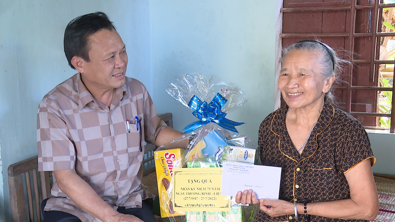 Đồng chí Phó Bí thư Thường trực Thị ủy thăm, tặng quà gia đình bà Nguyễn Thị Yêm, Vợ Liệt sỹ, TDP 1, phường Quảng Phong