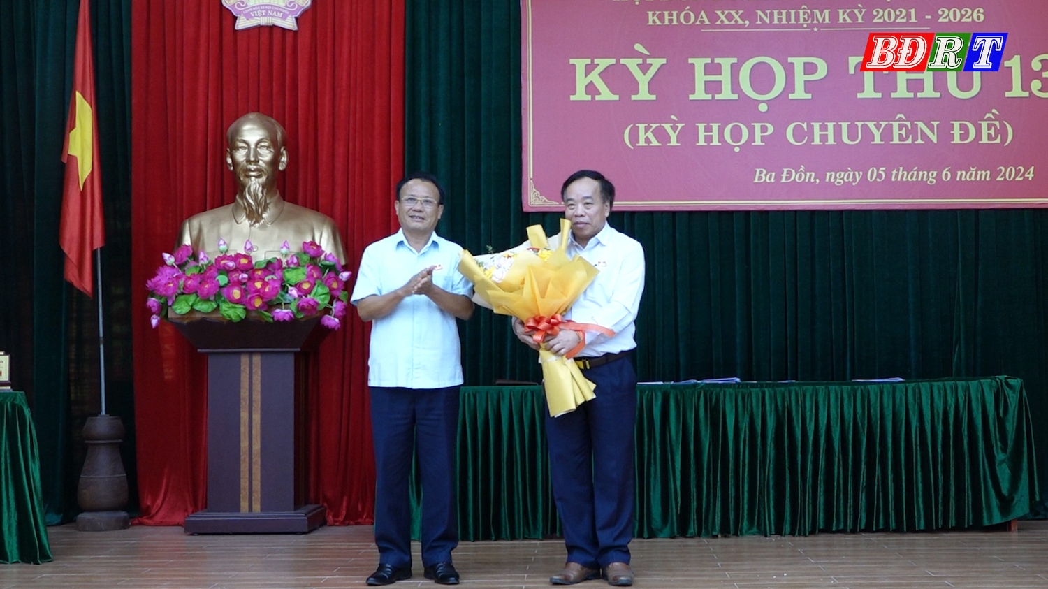 Đồng chí Phạm Duy Quang, Phó Bí thư Thường trực Thị ủy, Chủ tịch HĐND thị xã Ba Đồn tặng hoa cho đồng chí Mai Tất Thắng