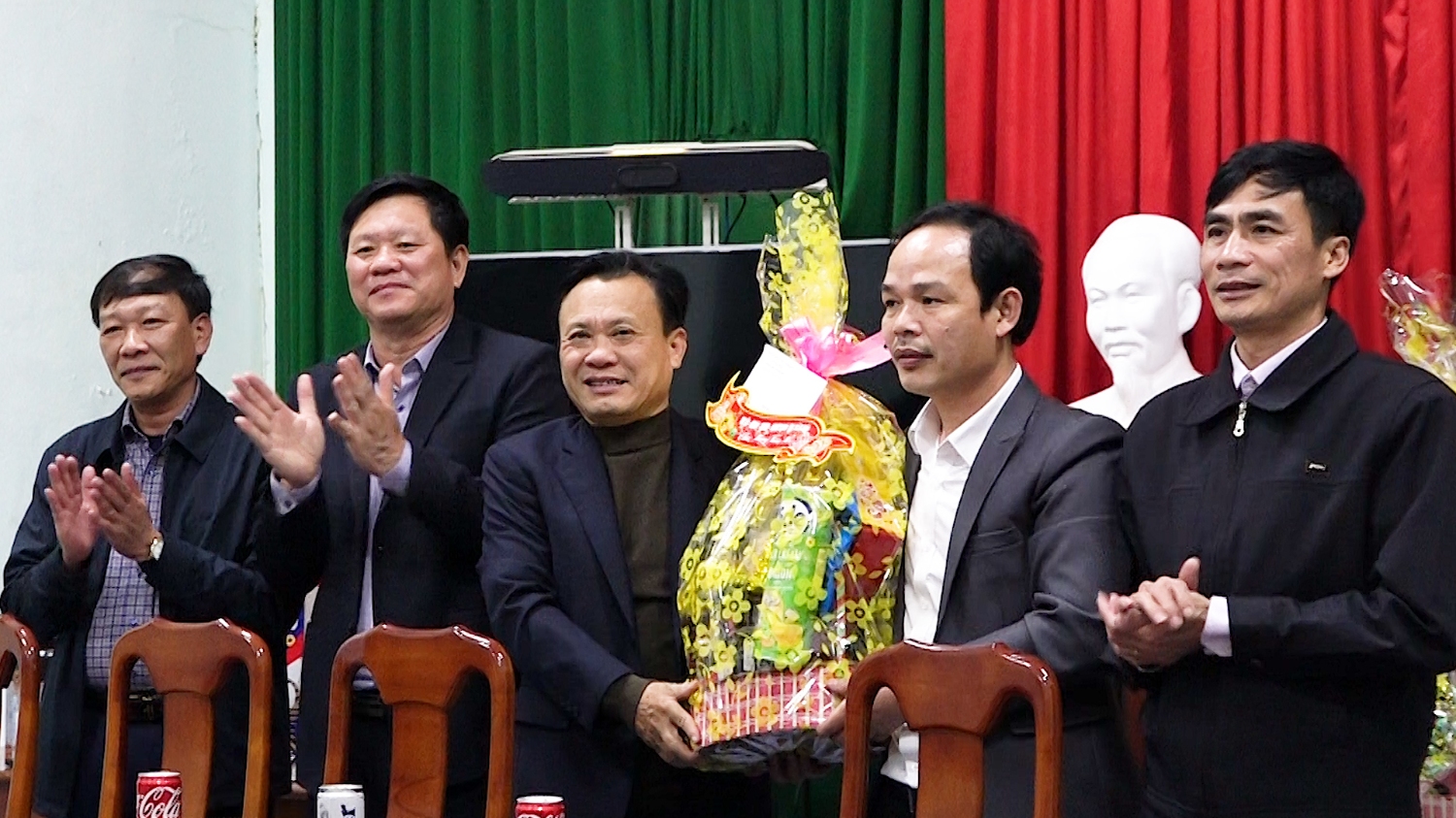 Đồng chí Phạm Duy Quang- Phó Bí thư Thường trực Thị ủy, Chủ tịch HĐND thị xã thăm, chúc tết tại Chi nhánh Điện Quảng Trạch.