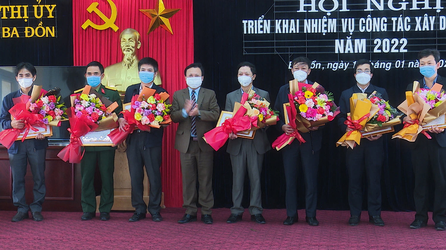 Đồng chí Phạm Duy Quang Phó Bí thư Thường trực Thị ủy Chủ tịch HĐND thị xã khen thưởng 09 đảng viên có thành tích xuất sắc trong công tác xây dựng Đảng năm 2021