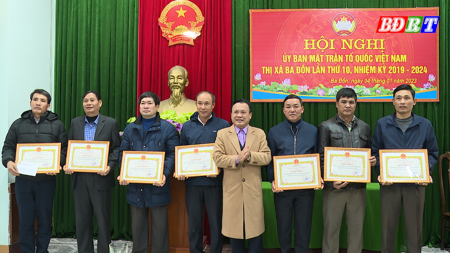 Đồng chí Phạm Duy Quang, Phó Bí thư Thường trực Thị ủy, Chủ tịch HĐND thị xã tặng giấy khen cho các tập thể có thành tích xuất sắc trong công tác Mặt trận năm 2022