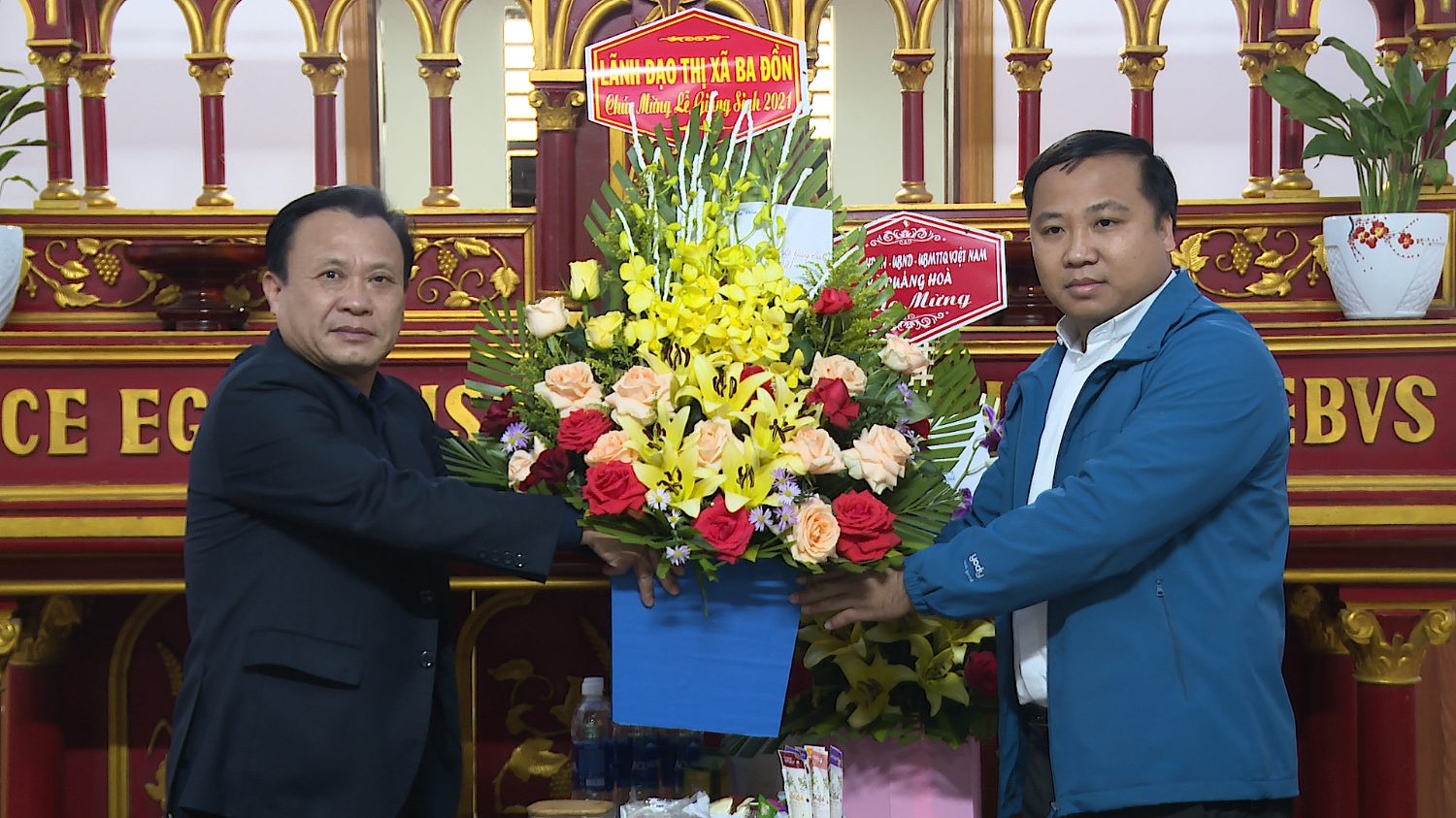Đồng chí Phạm Duy Quang, Phó Bí thư Thường trực Thị ủy, Chủ tịch HĐND thị xã thăm hỏi và tặng quà tại giáo họ Hòa Đồng