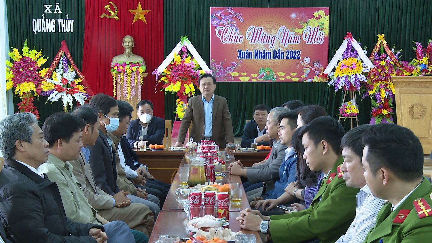 Đồng chí Phạm Duy Quang, Phó Bí thư Thường trực Thị ủy, Chủ tịch HĐND thị xã thăm, kiểm tra không khí làm việc đầu xuân mới tại xã Quảng Thủy
