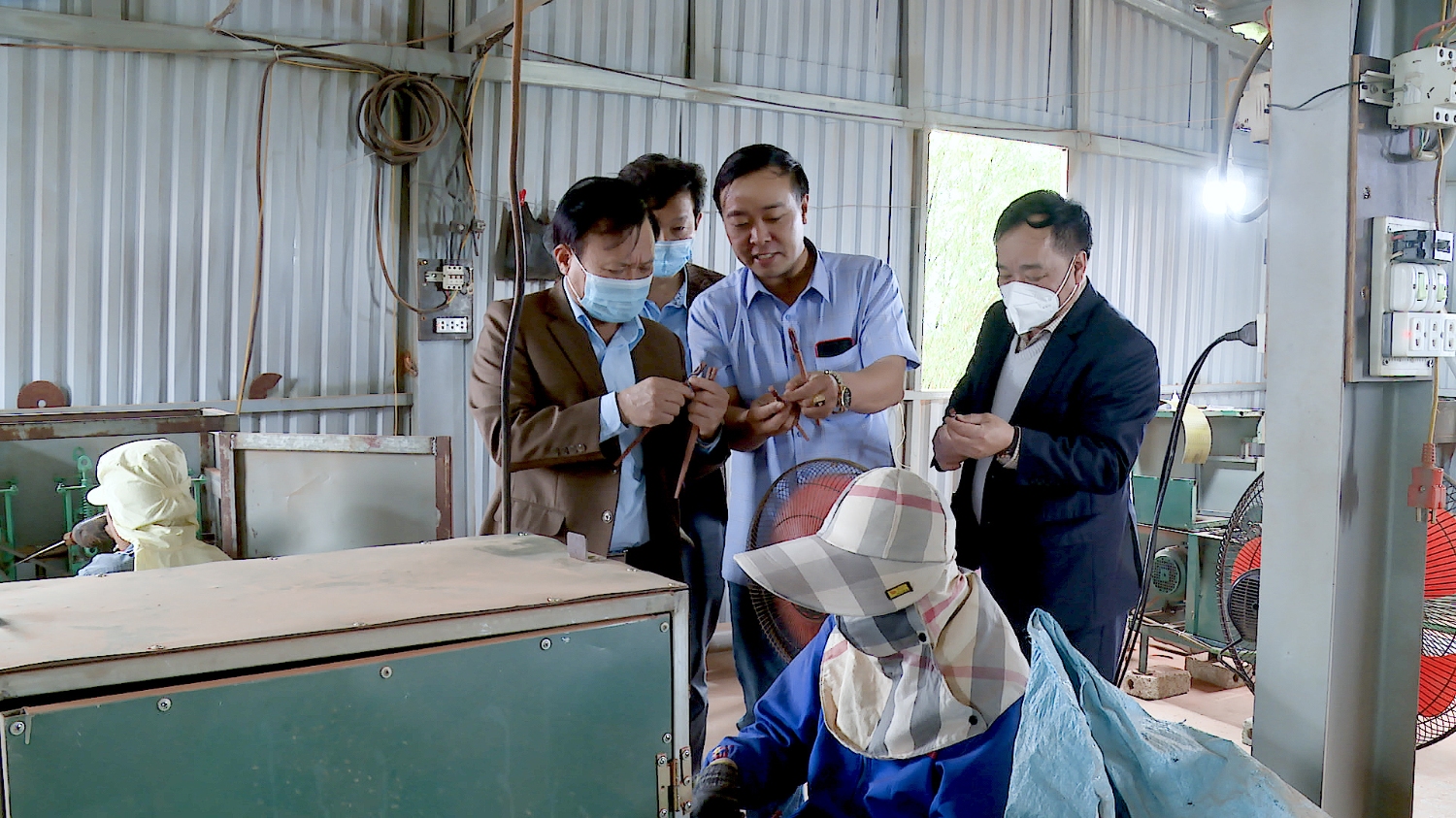 Đồng chí Phạm Duy Quang, Phó Bí thư Thường trực Thị ủy, Chủ tịch HĐND thị xã Thăm và chúc tết tại Hợp tác xã sản xuất đũa gỗ Quảng Thủy