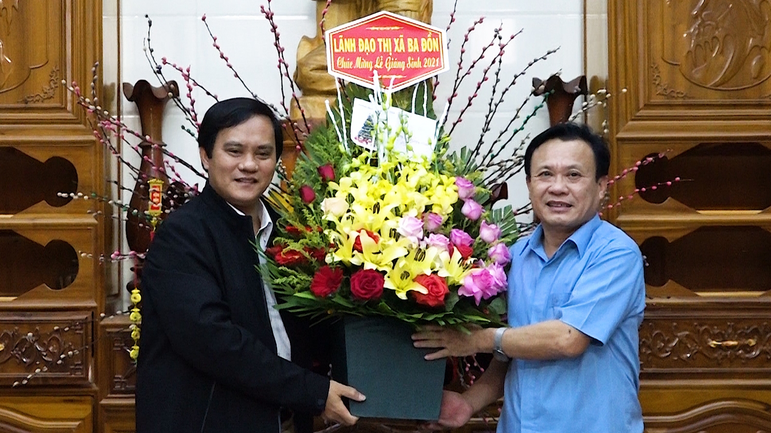 Đồng chí Phạm Duy Quang, Phó Bí thư Thường trực Thị ủy, Chủ tịch HĐND thị xã thăm và tặng quà giáo xứ Liên Hòa.