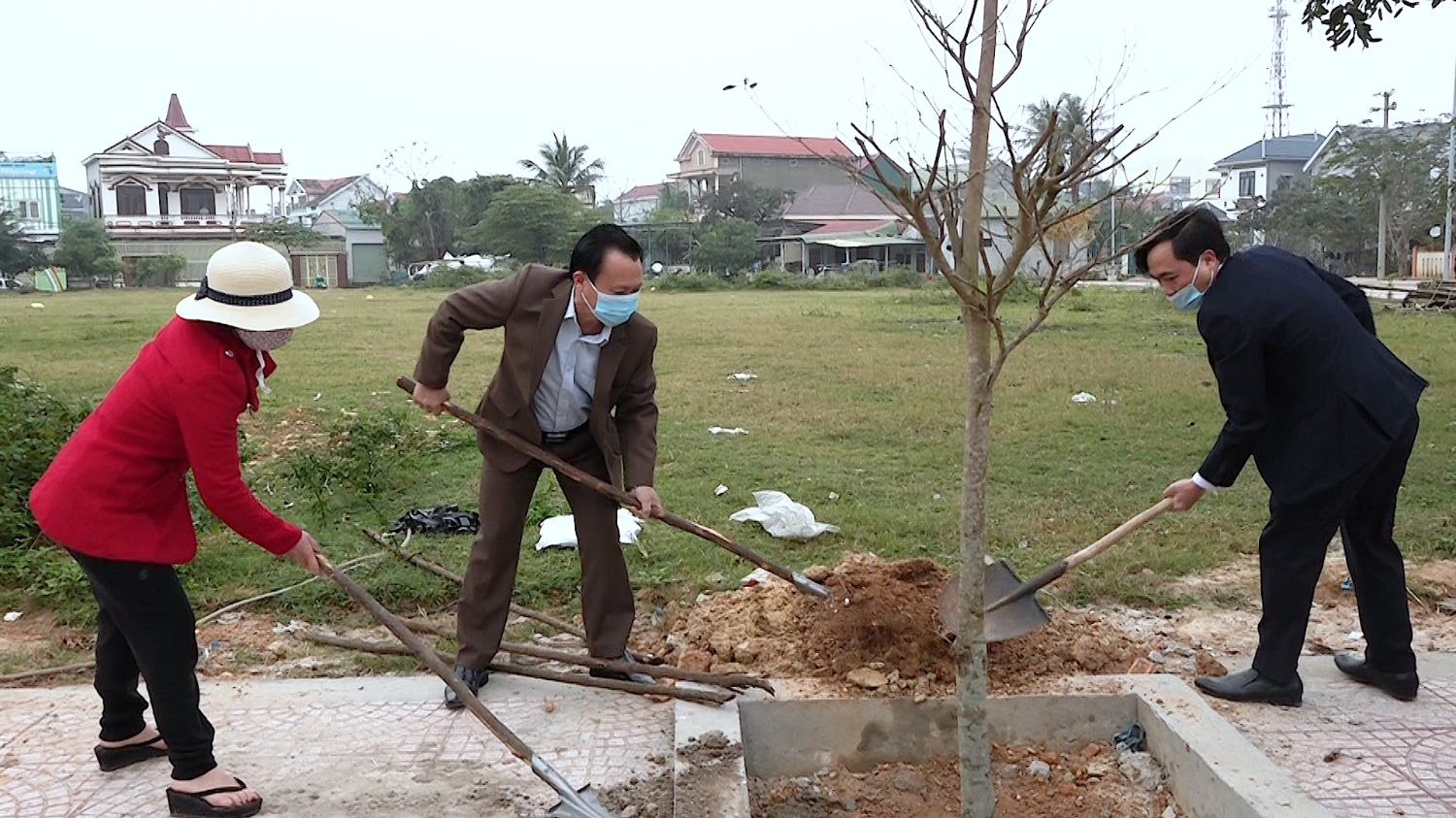 Đồng chí Phạm Duy Quang– Phó Bí thư Thường trực Thị ủy, Chủ tịch HĐND thị xã trồng cây nhân dịp đầu xuân Nhâm Dần 2022 tại đình làng Phan Long.
