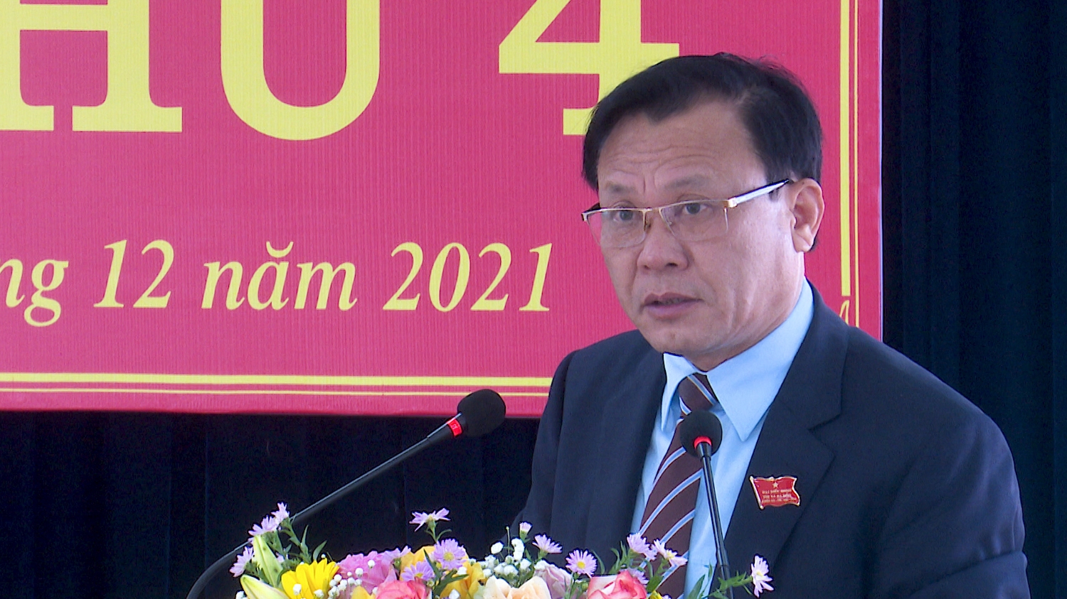 Đồng chí Phạm Duy Quang, Phó Bí thư TT Thị ủy, Chủ tịch HĐND thị xã phát biểu tại kỳ họp