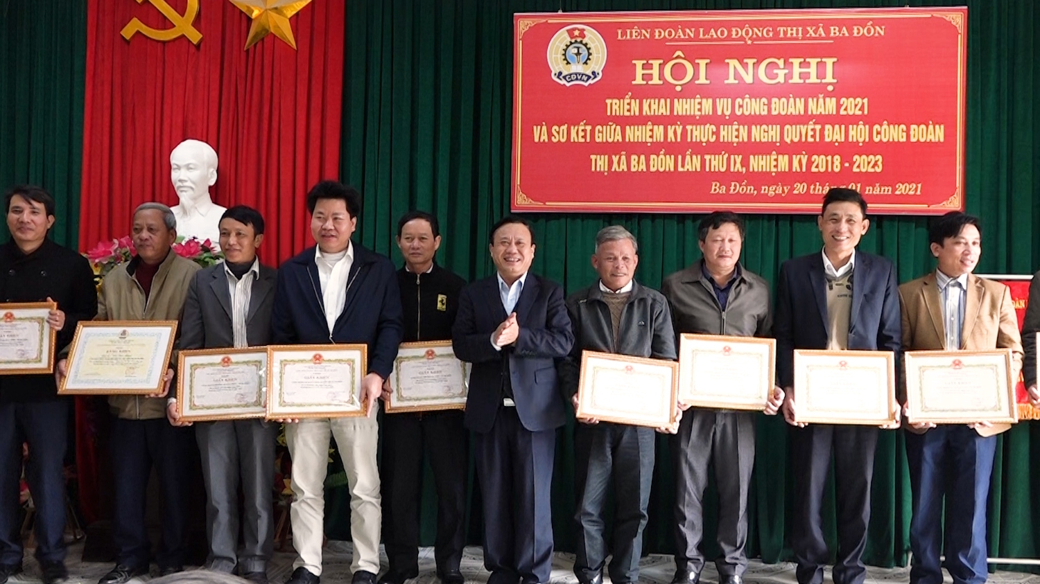 Đồng chí Phạm Duy Quang Phó Bí thư TT Thị uỷ, Chủ tịch HĐND thị xã trao giấy khen cho các đơn vị đạt thành tích xuất sắc trong hoạt động Công đoàn năm 2020