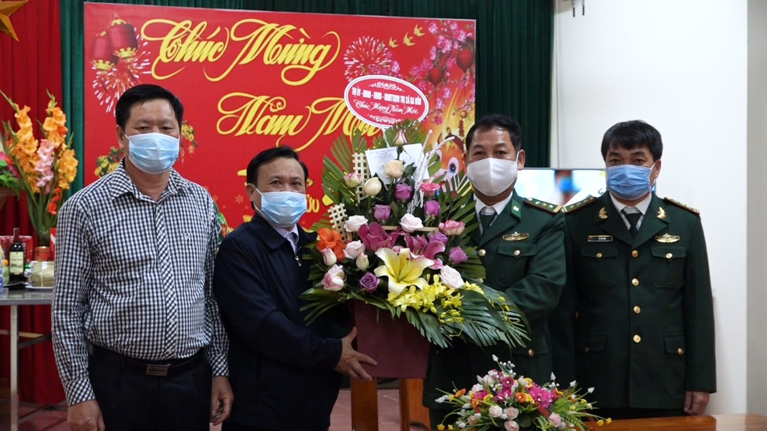 Đồng chí Phạm Duy Quang Phó Bí thư TT thị ủy, CT HĐND thị xã đến thăm, chúc tết tại Đồn Biên phòng Cửa khẩu Cảng Gianh (1)