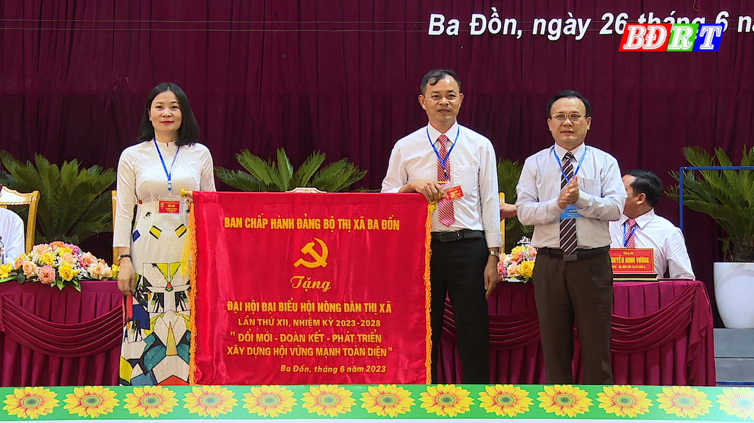 Đồng chí Phạm Duy Quang PBT Thường trực Thị ủy Chủ tịch HĐND thị xã tặng bức trướng cho đại hội