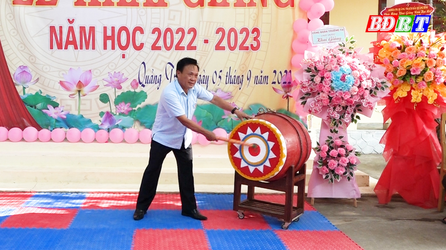 Đồng chí Phạm Duy Quang PBT TT Thị ủy, Chủ tịch HĐND thị xã đánh trống khai giảng năm học mới tại trường Tiểu học Quảng Trung