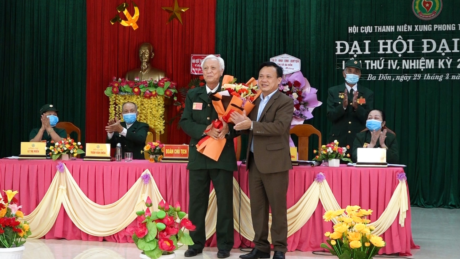 đồng chí Phạm Duy Quang PBT TT Thị ủy, Chủ tịch HĐND thị xã tặng hoa chúc mừng đại hội