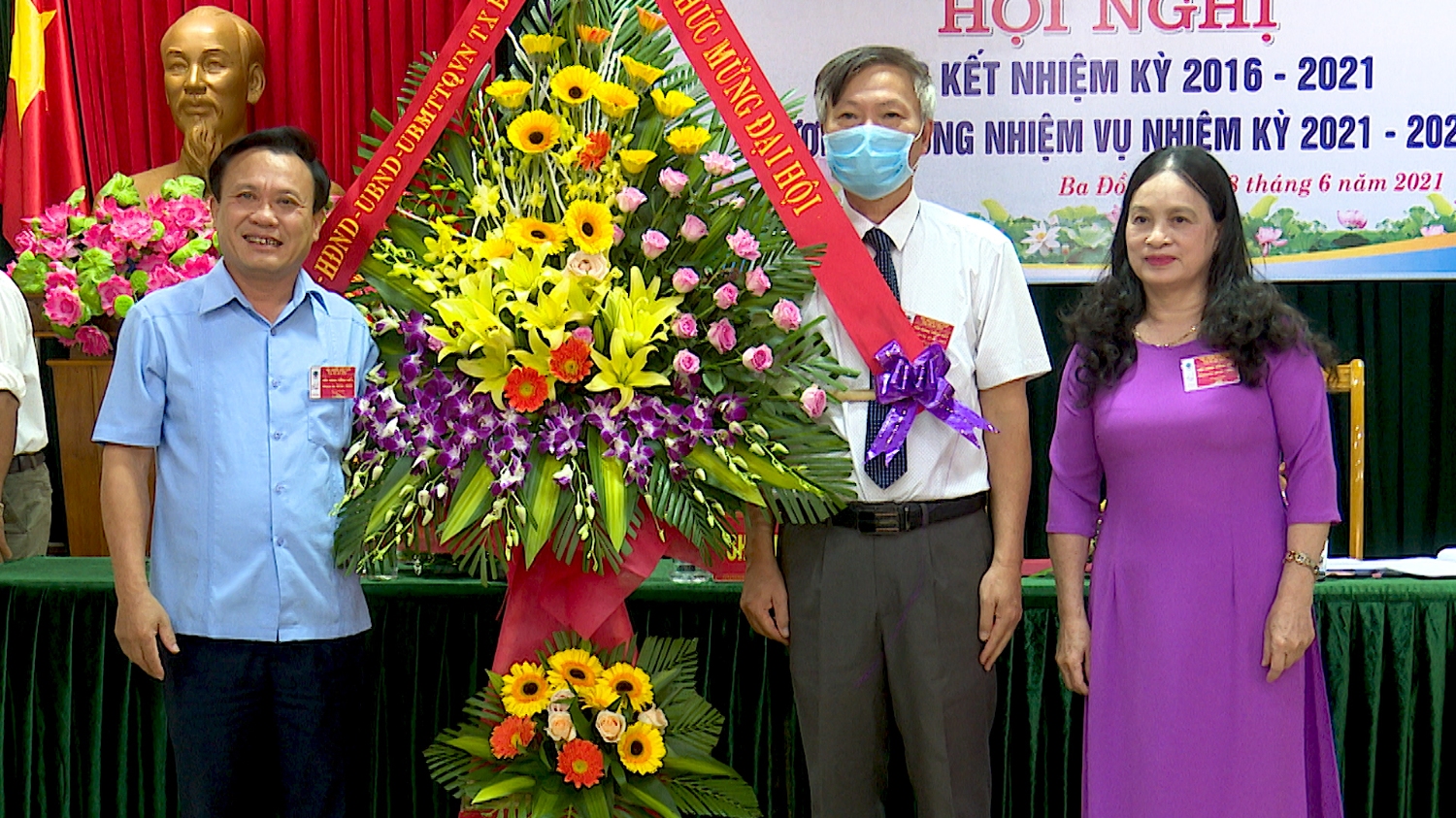đồng chí Phạm Duy Quang PBT TT Thị ủy, Chủ tịch HĐND thị xã tặng hoa chúc mửng hội