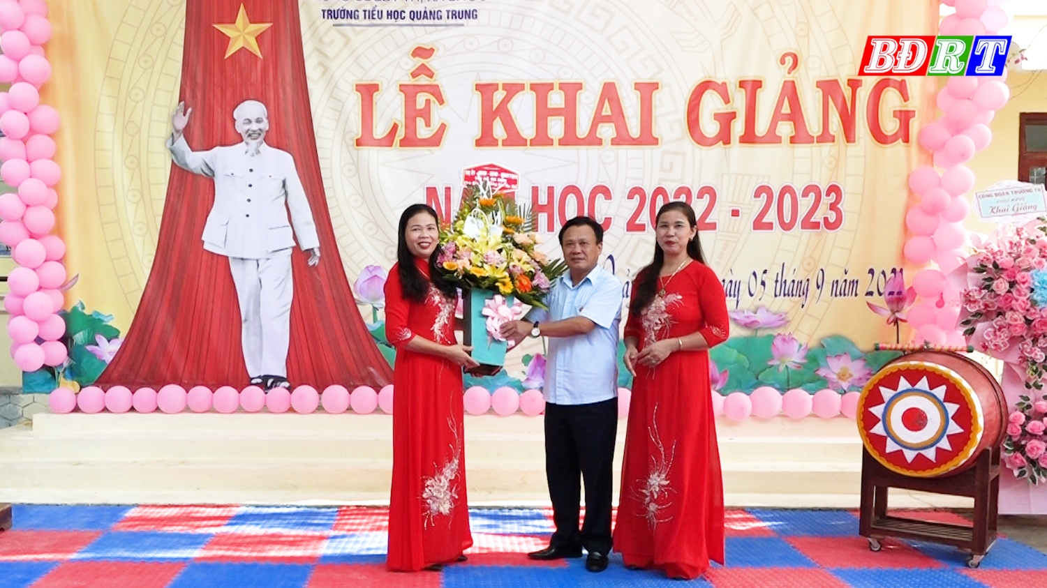 Đồng chí Phó Bí thư Thường trực Thị ủy tặng hoa chúc mừng khai giảng năm học mới tại trường Tiểu học Quảng Trung.